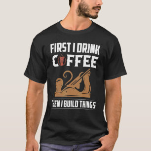 Först dricker jag kaffe och Bygger Sak Saw Carpe T Shirt