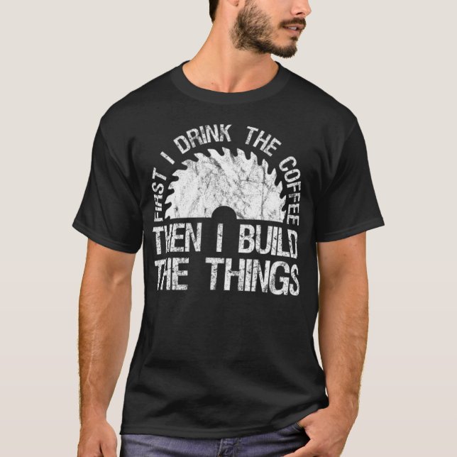 Först dricker jag kaffe och Bygger utrymmet T Shirt (Framsida)