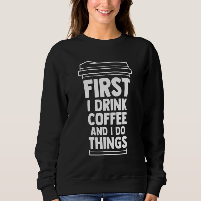 Först dricker jag kaffe och jag dricker Sak kaffe  T Shirt (Framsida)