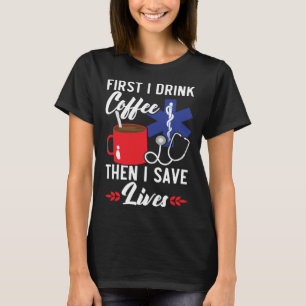 Först dricker jag kaffe, sedan räddar jag liv ambu t shirt