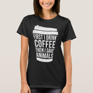 Först dricker jag kaffe, sedan sparor jag djur t shirt