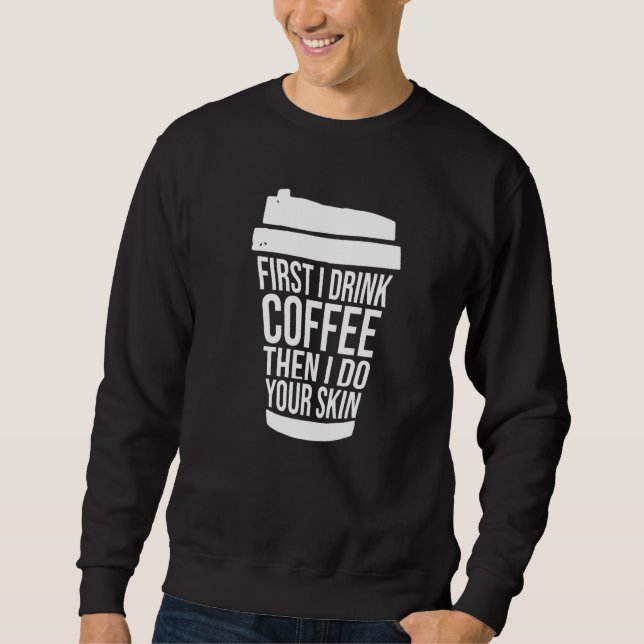 Först dricker jag kaffe sen behandlar jag din hud  lång ärmad tröja (Framsida)
