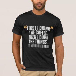 Först dricker jag kaffe, sen bygger jag saker t shirt