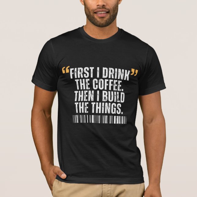 Först dricker jag kaffe, sen bygger jag saker t shirt (Framsida)