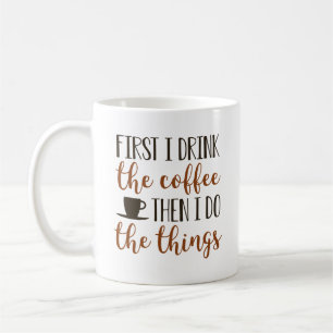 Först dricker jag kaffe, sen gör jag Sak Kaffemugg