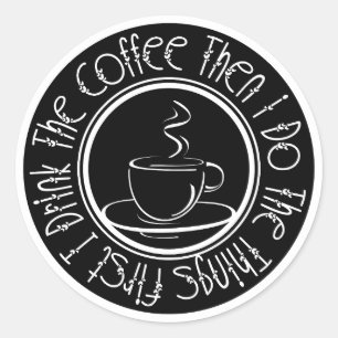 Först dricker jag kaffe, sen gör jag Sak Runt Klistermärke