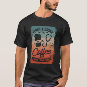 Först dricker jag kaffe, sen Sparor jag Caffein. T Shirt