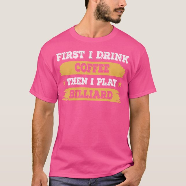 Först dricker jag kaffe, sen spelar jag Billiard T Shirt (Framsida)