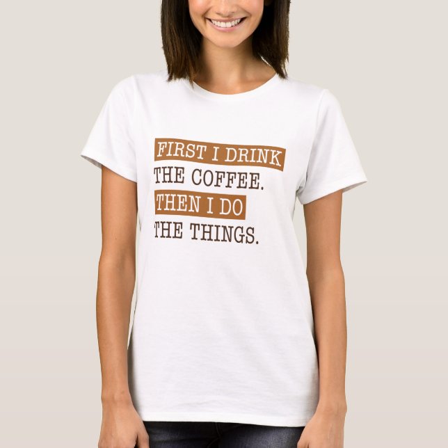 Först dricker jag kaffe t shirt (Framsida)