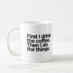 Först dricker jag kaffet. Då gör jag sak. Kaffemugg