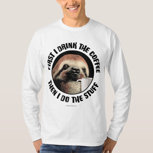 Först dricker jag kaffet. Då gör jag Saker - fu T Shirt (Framsida)