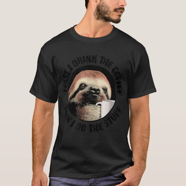 Först dricker jag kaffet. Då gör jag Saker - fu T Shirt (Framsida)