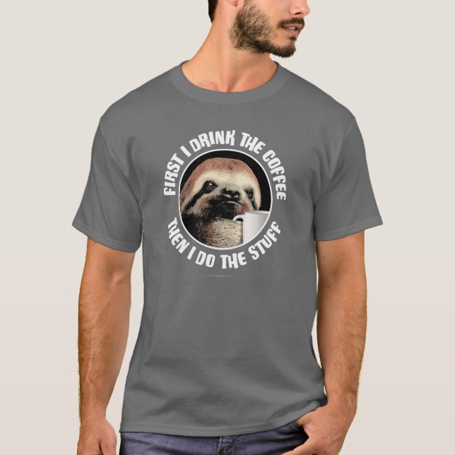 Först dricker jag kaffet. Då gör jag Saker T Shirt (Framsida)