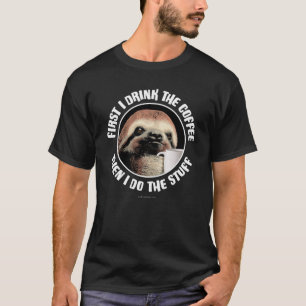 Först dricker jag kaffet. Då gör jag Saker T Shirt