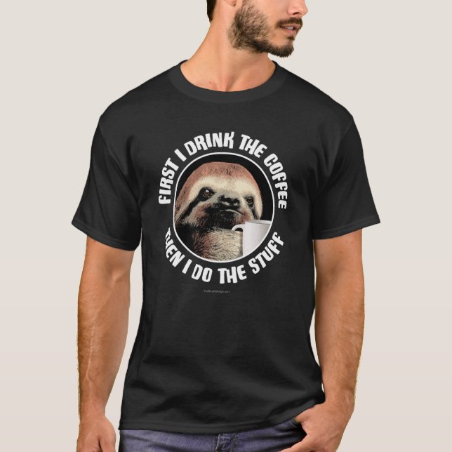 Först dricker jag kaffet. Då gör jag Saker T Shirt (Framsida)