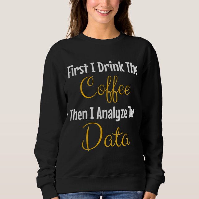 Först dricker jag kaffet och analyserar sedan data t shirt (Framsida)