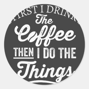 Först dricker jag kaffet och sedan gör jag sak runt klistermärke
