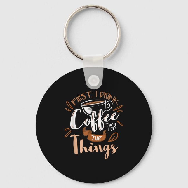 Först dricker jag kaffet, sedan gör jag saker Bari Nyckelring (Framsida)
