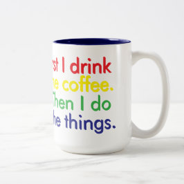 Först dricker jag kaffet. Sedan gör jag sakerna. Två-Tonad Mugg