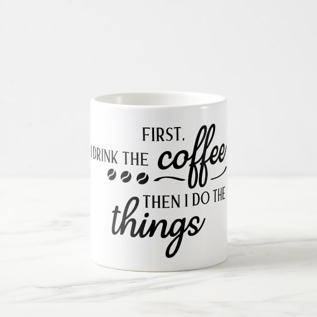 Först dricker jag kaffet, sen gör jag saker  kaffemugg (Center)