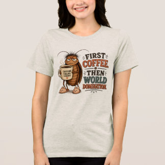 Först kaffe. Sedan världsherravälde. | Kaffe kärle T Shirt