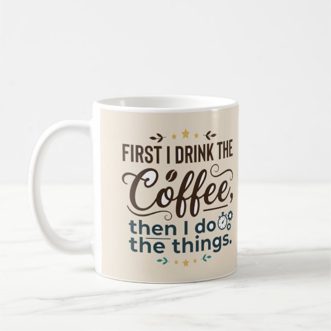 Först kaffe sen gör jag saker Skriftlatte Mugg (Vänster)