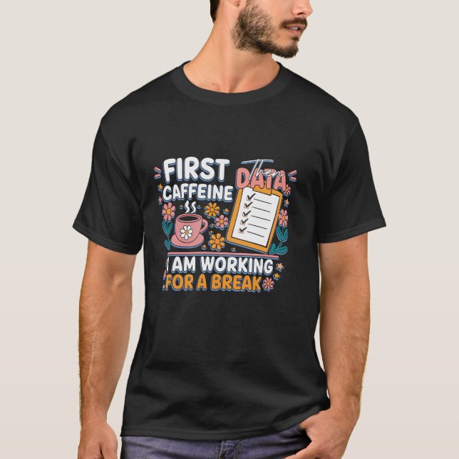 Först koffein, sedan data jag arbetar på Brytkaffe T Shirt (Framsida)