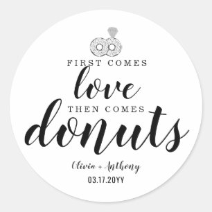 Först kommer Kärlek Donuts Sweet Treat Wedor Favor Runt Klistermärke