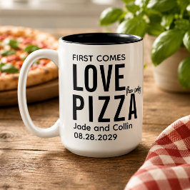Först kommer kärlek, sedan pizza | Rolig pizzafest Två-Tonad Mugg