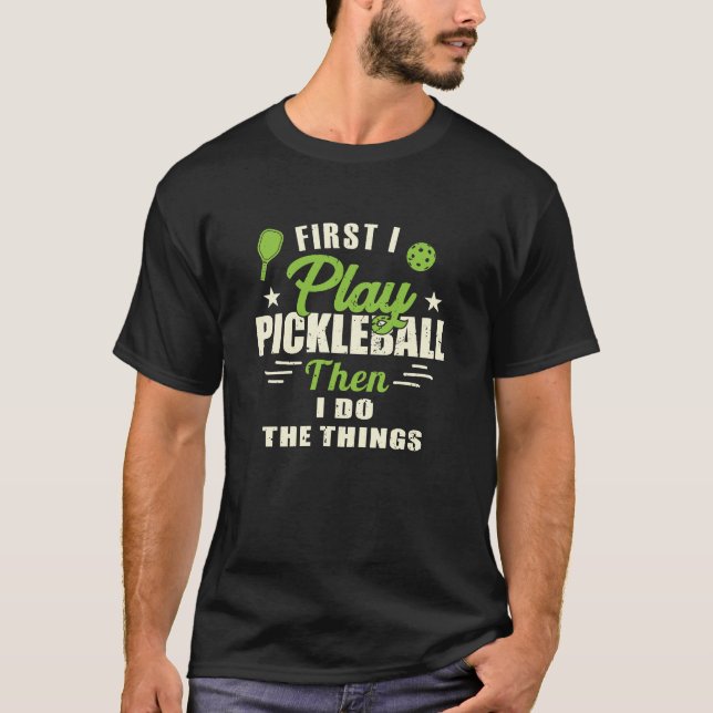 Först spelar jag Pickleball, sen gör jag Sak T-Shi T Shirt (Framsida)