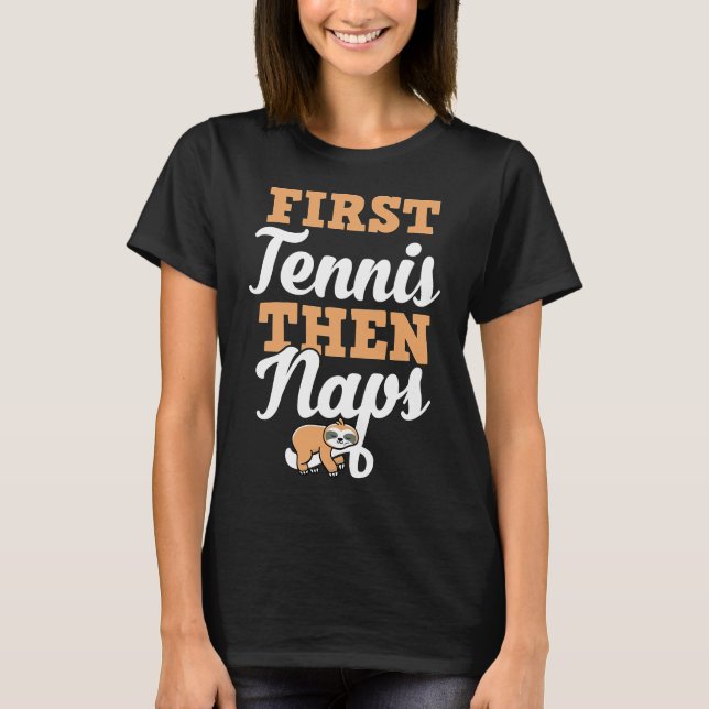 Först tennis sen Naps Funny Sloth Funny Retro Sty T Shirt (Framsida)
