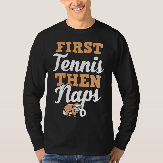 Först tennis sen Naps Funny Sloth Funny Retro Sty T Shirt (Framsida)