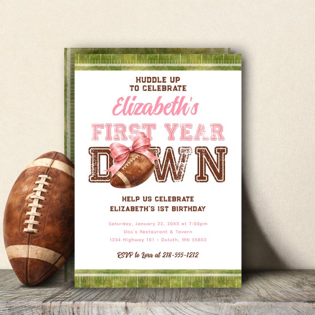 Första året ner fotbollsflicka 1-årsdag inbjudningar (First Year Down Football Girly 1st Birthday Invitation)