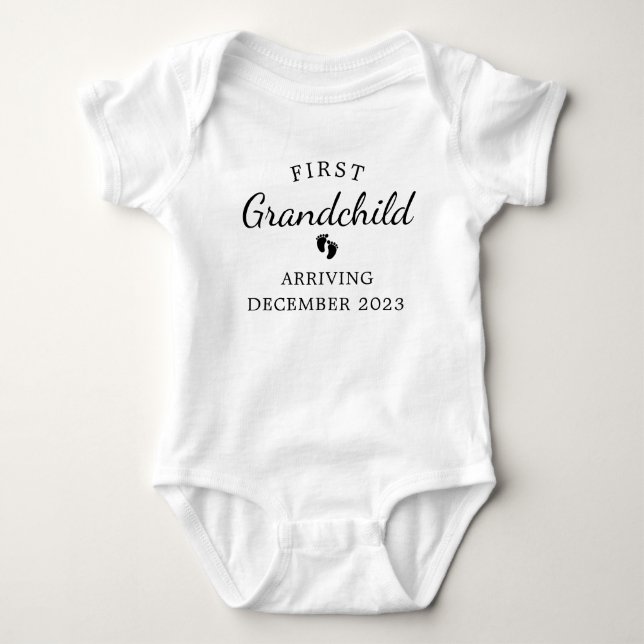 Första barnbarn anländer anpassad datum t shirt (Framsida)