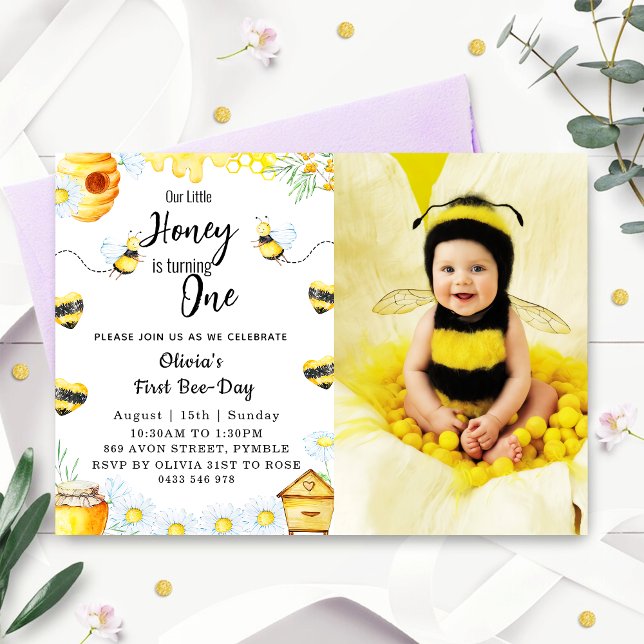 Första Bin-dagen Vår Lilla Honey är ETT Bibi-foto Inbjudningar (Skapare uppladdad)
