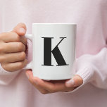 Första Bokstaven | Monogram Modern Snygg Trendig Två-Tonad Mugg<br><div class="desc">Enkelt,  snyggt anpassningsbar initialt brev monogram kaffe mugg i modern minimalistisk typografi i svart. En anpassningsbar i perfekt eller mode-tillbehör med personlig beröring!</div>