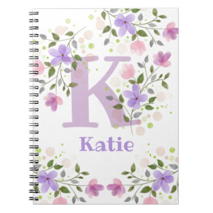 Första början plus Namn Katie med blommor Anteckningsbok