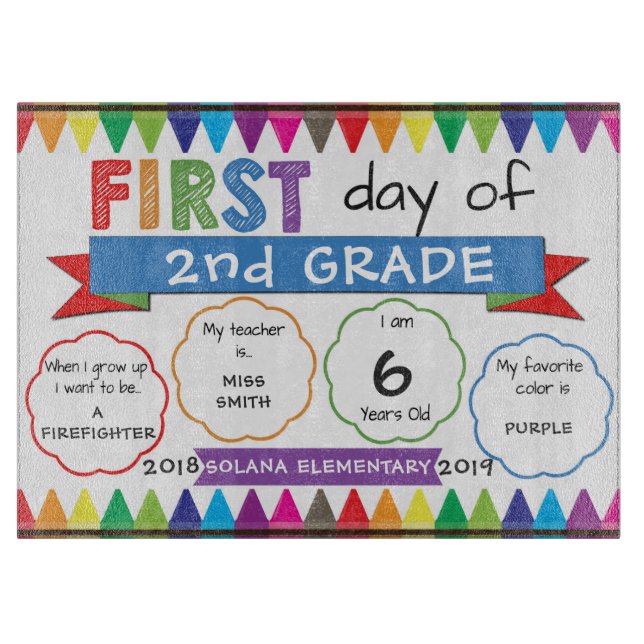 Första dag av skolförvaltningback to schoolkritor (Framsidan)