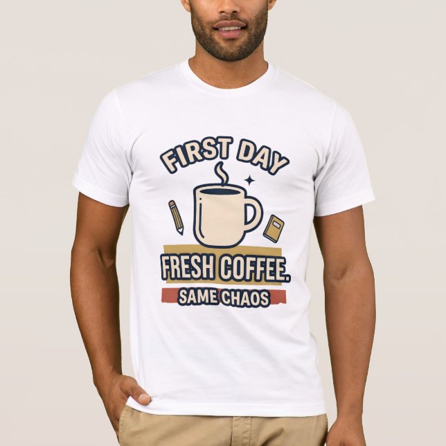 Första Dag Färsk Kaffe Samma Kaos T-Shirt (Framsida)