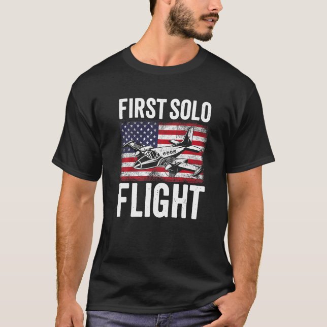 Första ensamma flygplanet flygplan pilotflygning   t shirt (Framsida)
