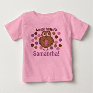Första födelsedag-tjejen tittar vem som är en Uggl T-shirt