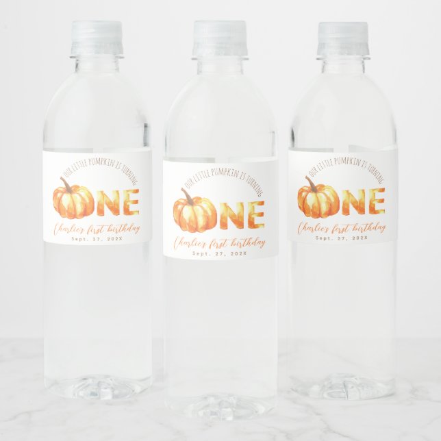 Första födelsedagen.. vår lilla knarklapp håller p vattenflaskor etikett (Flaskor)