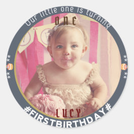 Första födelsedagsglädjen: Klassisk rund fästare Runt Klistermärke