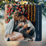 Första gifta jul två foto - enkel marin julgransprydnad keramik<br><div class="desc">Detta enkla, moderna julprydnadsföremål har ett trendig som vågigt marinblått kant tillsammans med ett stort foto och rum för anpassningsbar och året. Designad för en nyfödd prydnadsföremål som firar en första jul tillsammans, har den här prydnadsföreställningen ett stort foto på framsidan och en andra på baksidan med två ställe för...</div>