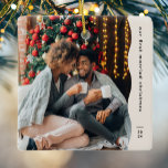 Första gifta jul två foto enkelt julgransprydnad keramik<br><div class="desc">Denna enkla moderna julprydnad har ett trendig som vågigt kant tillsammans med ett stort foto och rum för anpassningsbar och året. Designad för en nyfödd prydnadsföremål som firar en första jul tillsammans, har den här prydnadsföreställningen ett stort foto på framsidan och en andra på baksidan med två ställe för anpassningsbar...</div>