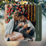 Första gifta julen två enkla gröntar julgransprydnad keramik<br><div class="desc">Denna enkla moderna julprydnad har ett trendig som vågigt grönt kant tillsammans med ett stort foto och rum för anpassningsbar och året. Designad för en nyfödd prydnadsföremål som firar en första jul tillsammans, har den här prydnadsföreställningen ett stort foto på framsidan och en andra på baksidan med två ställe för...</div>