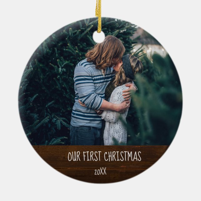 Första God jul Rustic Wood Typography Julgransprydnad Keramik (Baksidan)