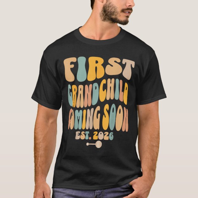 Första Granhild som kommer snart 2026 Baby-meddela T Shirt (Framsida)