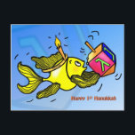 Första Hanukkah var en rolig söt fisk med styrkort Helg Vykort<br><div class="desc">LYCKLIG 1ST HANUKKAH är ett lustigt, sött och roligt färgstarkt hälsningskort. Sparky gult-fisken håller en dröm och bär ett ljus som krona :) Det är ett perfekt kort för en Perfekt Hanukkah. Det här fantastiska kortet har matchande presenter som porträtt, Fridge magnet, Tea/Kaffe koppar, Stickers T-shirts och mycket annat. Önskar...</div>