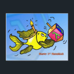 Första Hanukkah var en rolig söt fisk med styrkort Helg Vykort<br><div class="desc">LYCKLIG 1ST HANUKKAH är ett lustigt, sött och roligt färgstarkt hälsningskort. Sparky gult-fisken håller en dröm och bär ett ljus som krona :) Det är ett perfekt kort för en Perfekt Hanukkah. Det här fantastiska kortet har matchande presenter som porträtt, Fridge magnet, Tea/Kaffe koppar, Stickers T-shirts och mycket annat. Önskar...</div>